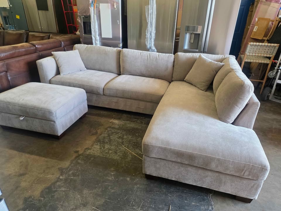 Thomasville Walsen Sectional with Storage Ottoman - Image 6