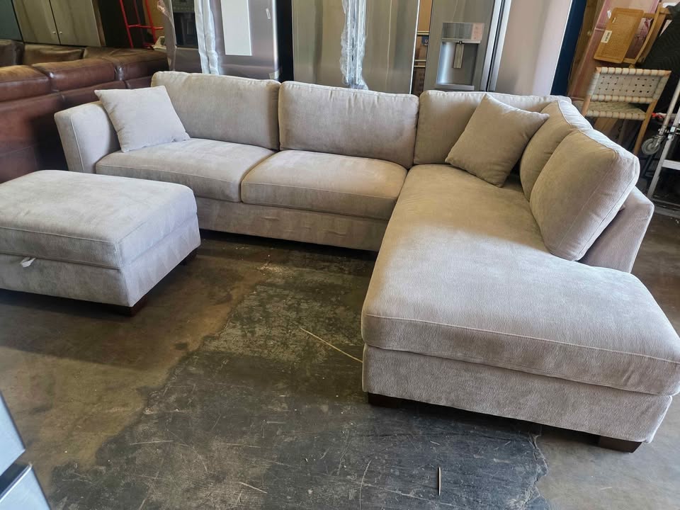 Thomasville Walsen Sectional with Storage Ottoman - Image 7