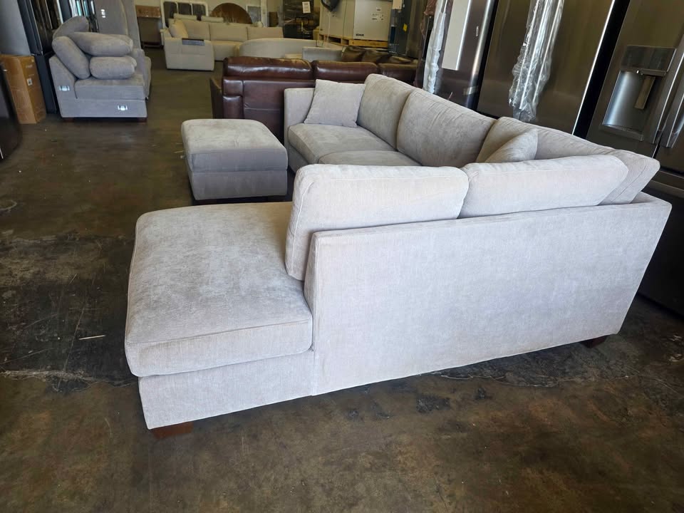 Thomasville Walsen Sectional with Storage Ottoman - Image 8