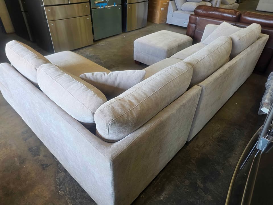 Thomasville Walsen Sectional with Storage Ottoman - Image 9