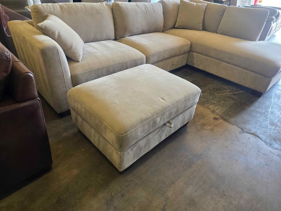 Thomasville Walsen Sectional with Storage Ottoman - Image 10