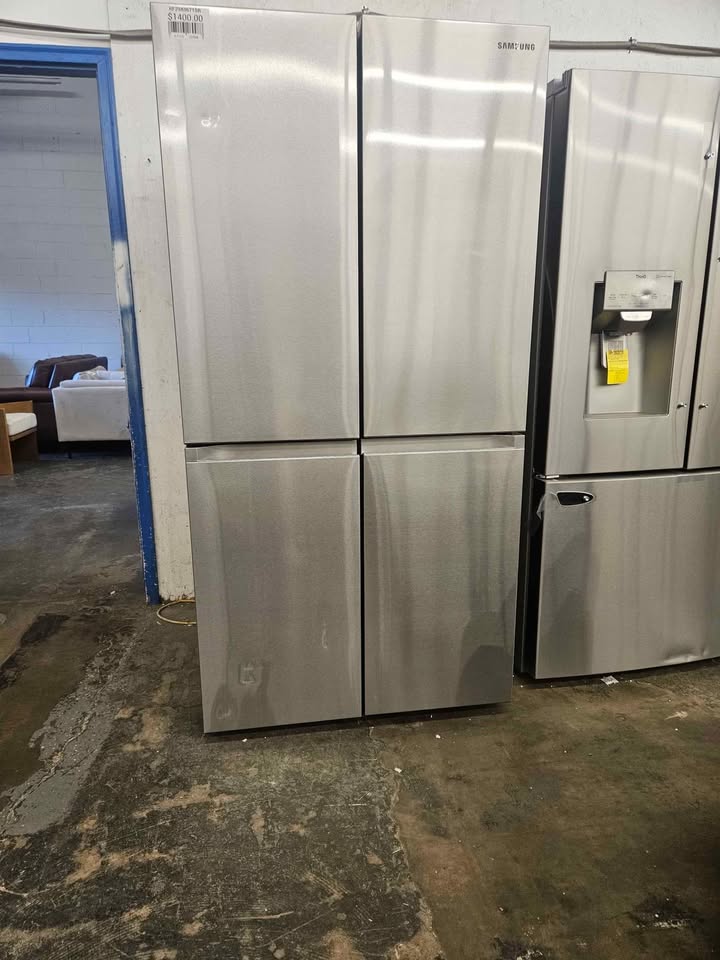 Bespoke 4-Door Flex Refrigerator (29 cu. ft.) with Beverage Center in Stainless Steel - Image 3