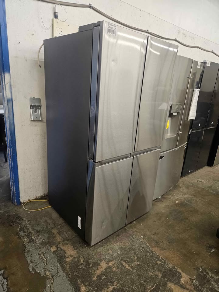 Bespoke 4-Door Flex Refrigerator (29 cu. ft.) with Beverage Center in Stainless Steel - Image 4