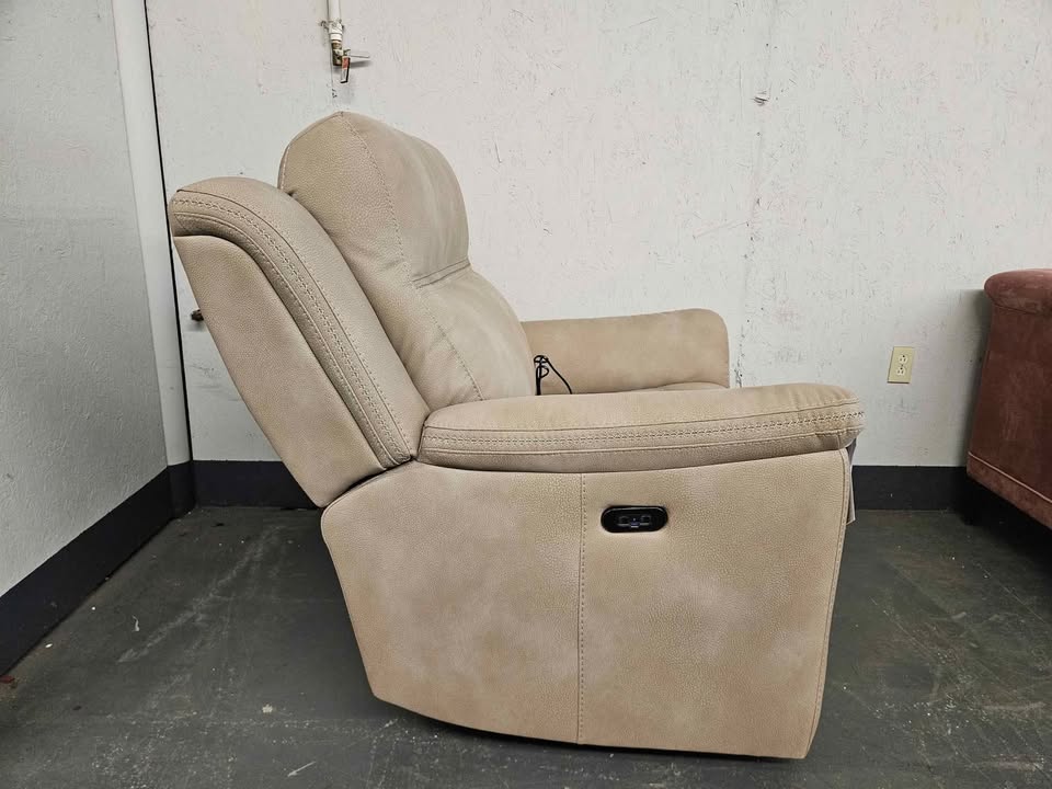 Next-Gen DuraPella Performance Fabric Dual Power Recliner ( Retails $1700.00 ) - Image 9