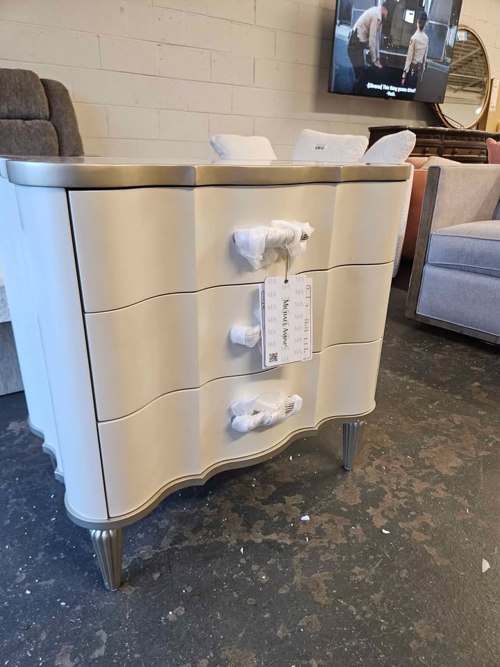 Glam 3-Drawer Nightstand with Velvet-lined Drawers ( Creamy Pearl )( Retails $1200.00 ) - Image 10