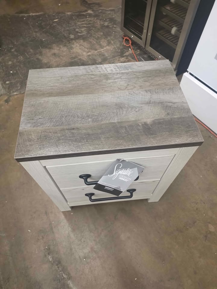 Gerridan 22" 2 Drawer Nightstand ( White/ Grey ) - Image 6