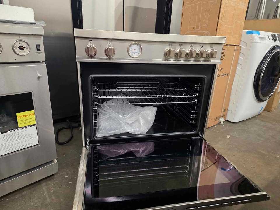 36 inch Induction Range, 5 Heating Zones, Electric Oven ( Retails $5,700.00 ) - Image 10