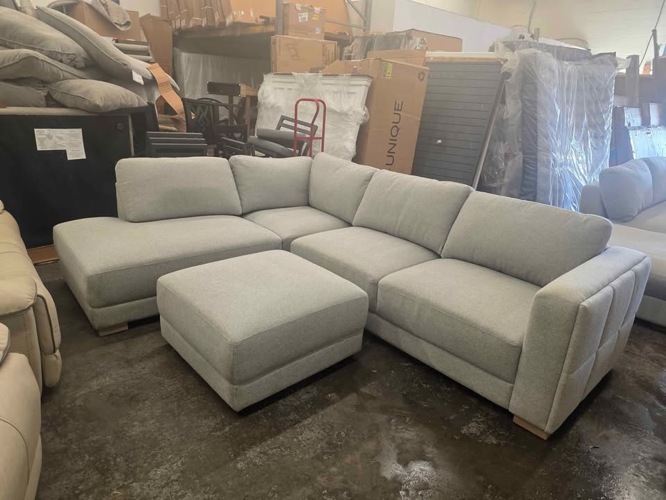 Drayden Fabric Sectional with Ottoman - Image 4