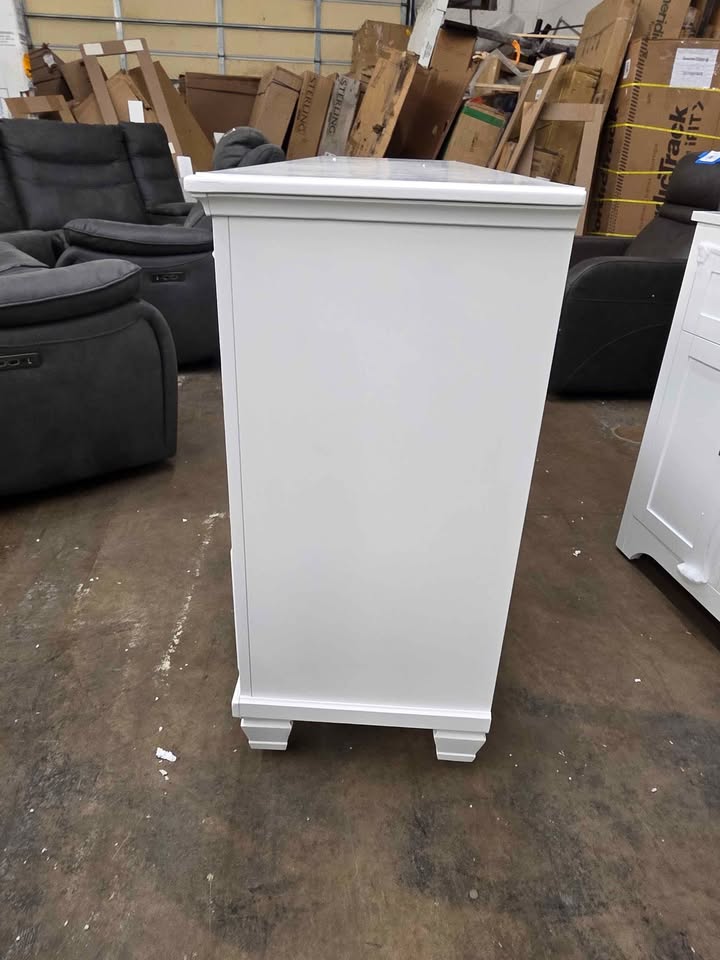 Fortman 7 Drawer Dresser ( Item: B680-31 ) - Image 10