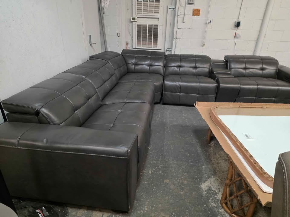 Ivy 6-piece Leather Power Reclining Sectional with Power Headrests ( Retails $4000 ) - Image 6