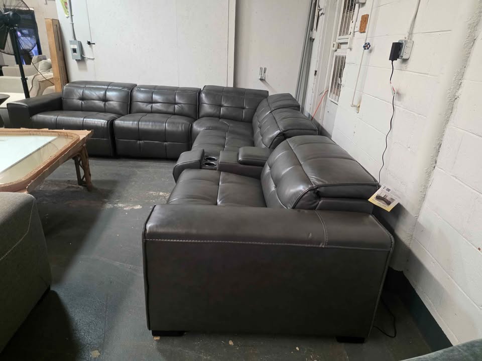 Ivy 6-piece Leather Power Reclining Sectional with Power Headrests ( Retails $4000 ) - Image 10