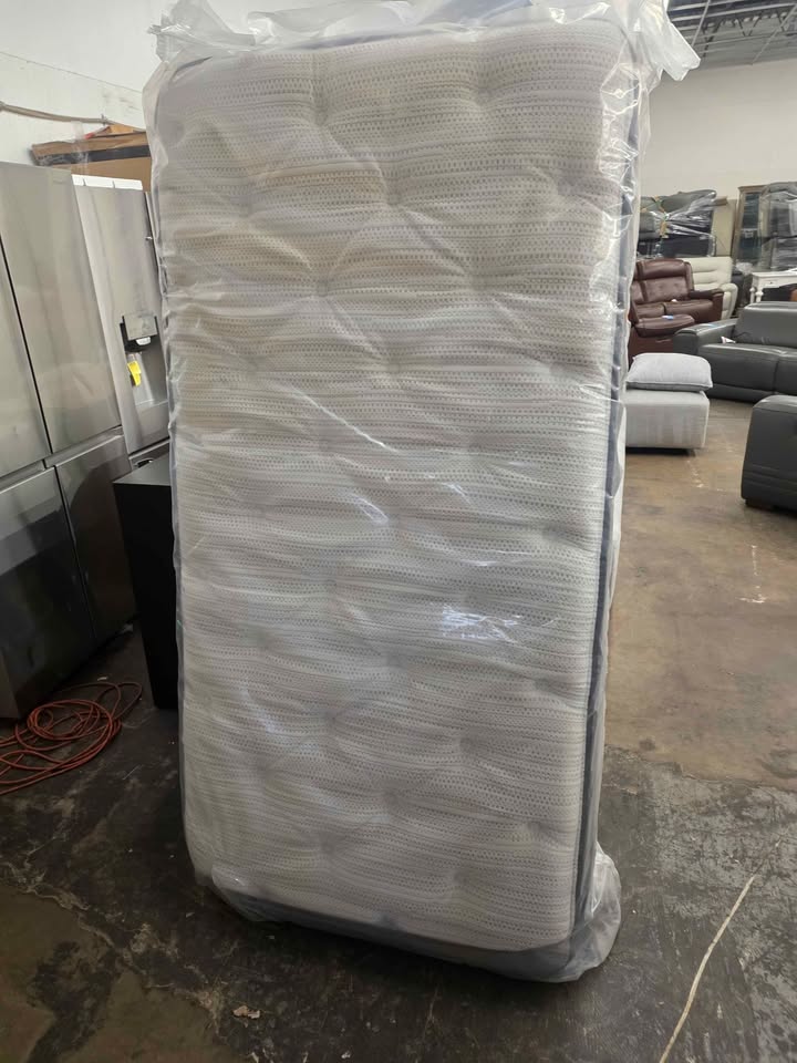 Beautyrest Silver BRS900 14.75 in. Twin Plush Pillow Top Mattress - Image 6