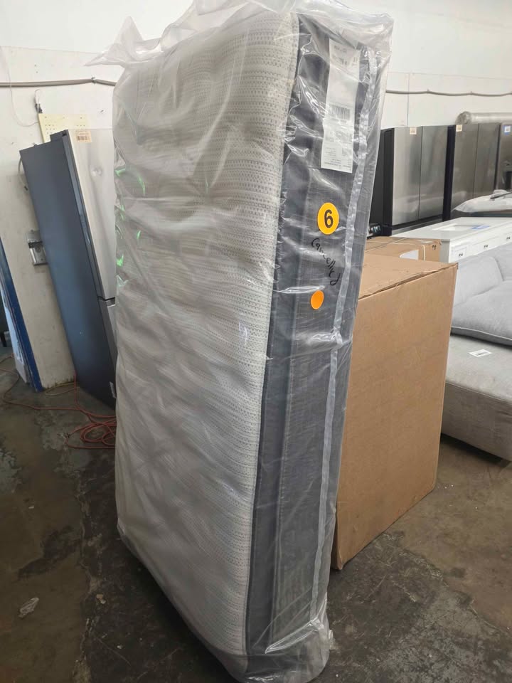 Beautyrest Silver BRS900 14.75 in. Twin Plush Pillow Top Mattress - Image 7