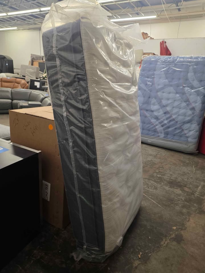 Beautyrest Silver BRS900 14.75 in. Twin Plush Pillow Top Mattress - Image 8