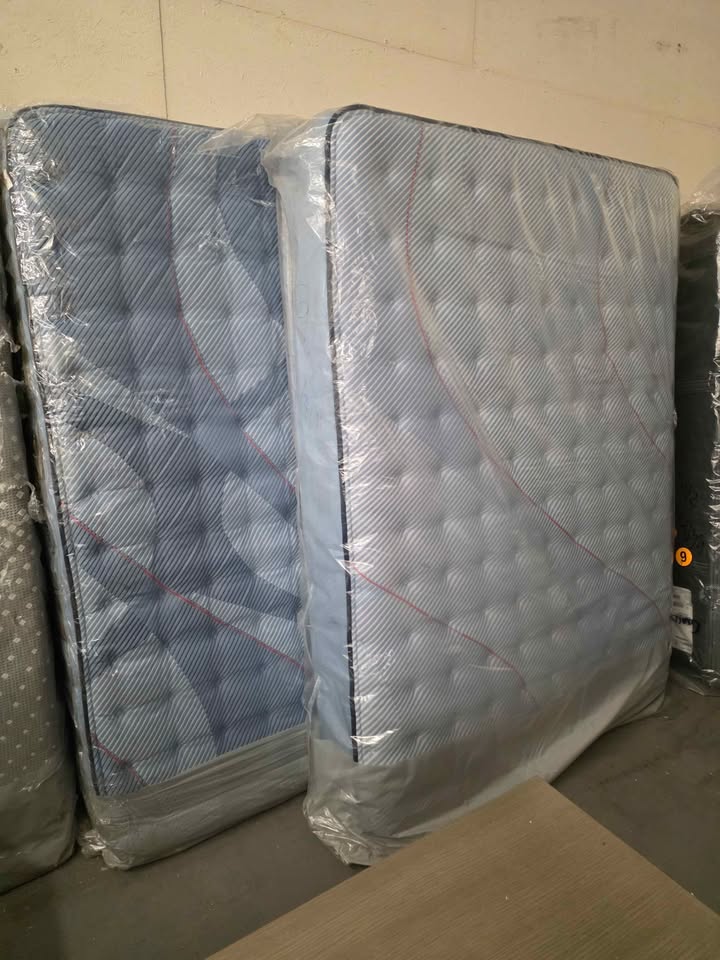 Sealy Posturepedic Plus Ellie Lane Ultra Firm Queen Mattress - Image 7