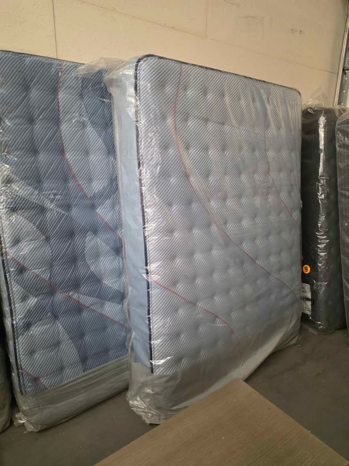 Sealy Posturepedic Plus Ellie Lane Ultra Firm Queen Mattress - Image 8