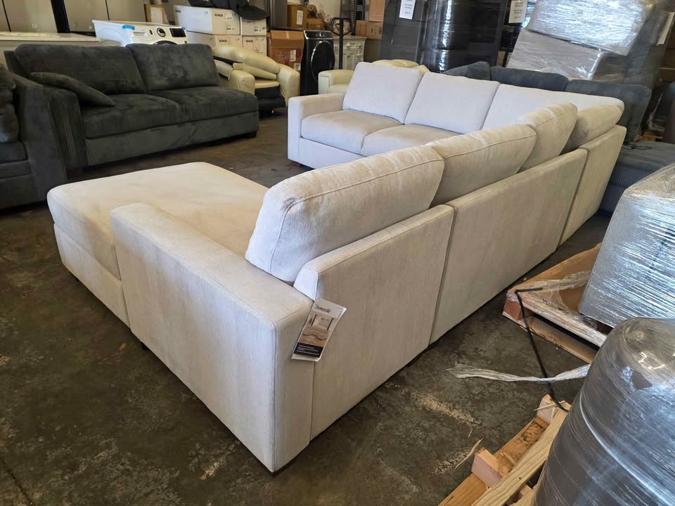 Thomasville Glenn Fabric Sectional with Storage Chaise - Image 6