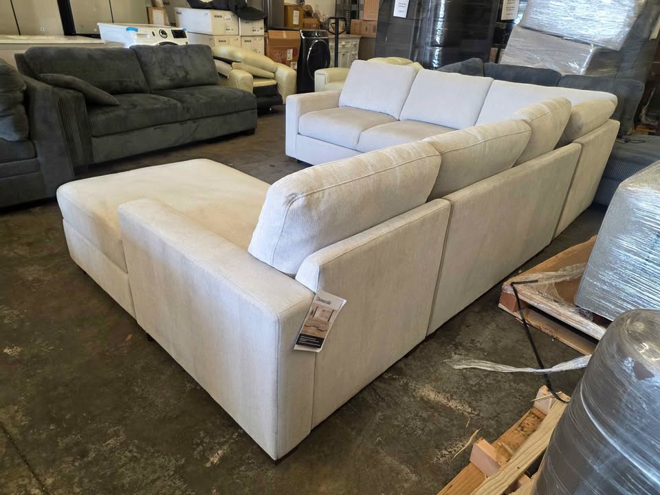 Thomasville Glenn Fabric Sectional with Storage Chaise - Image 7