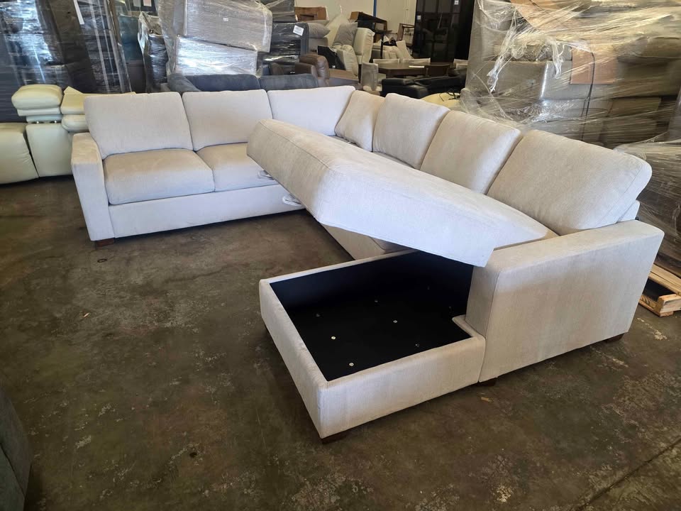 Thomasville Glenn Fabric Sectional with Storage Chaise - Image 10