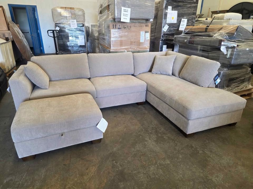 Thomasville Walsen Sectional with Storage Ottoman - Image 6