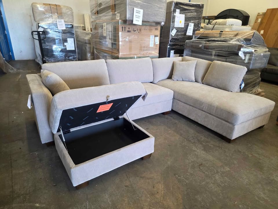 Thomasville Walsen Sectional with Storage Ottoman - Image 7