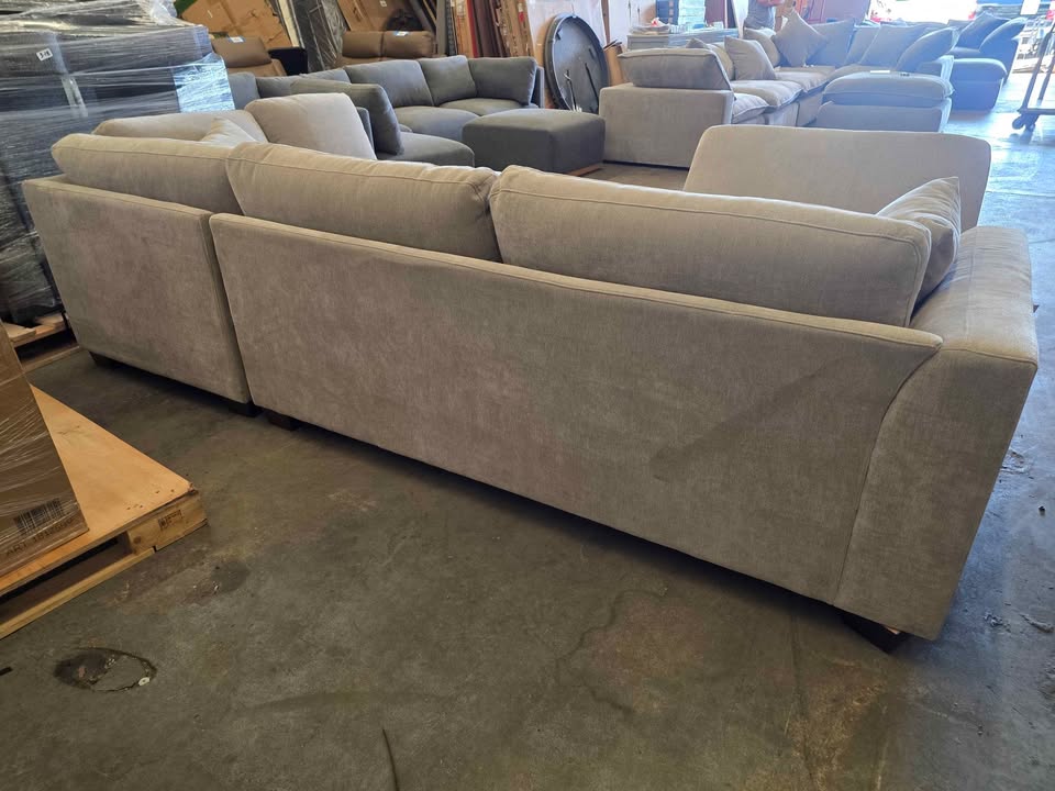 Thomasville Walsen Sectional with Storage Ottoman - Image 8