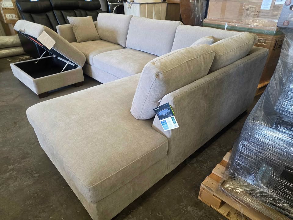 Thomasville Walsen Sectional with Storage Ottoman - Image 9