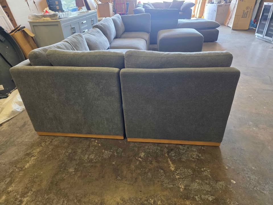 Henredon Murphy Fabric Modular Sectional with Ottoman - Image 7