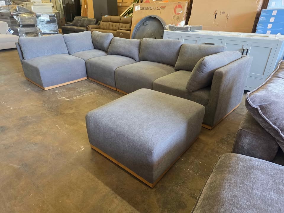 Henredon Murphy Fabric Modular Sectional with Ottoman - Image 9