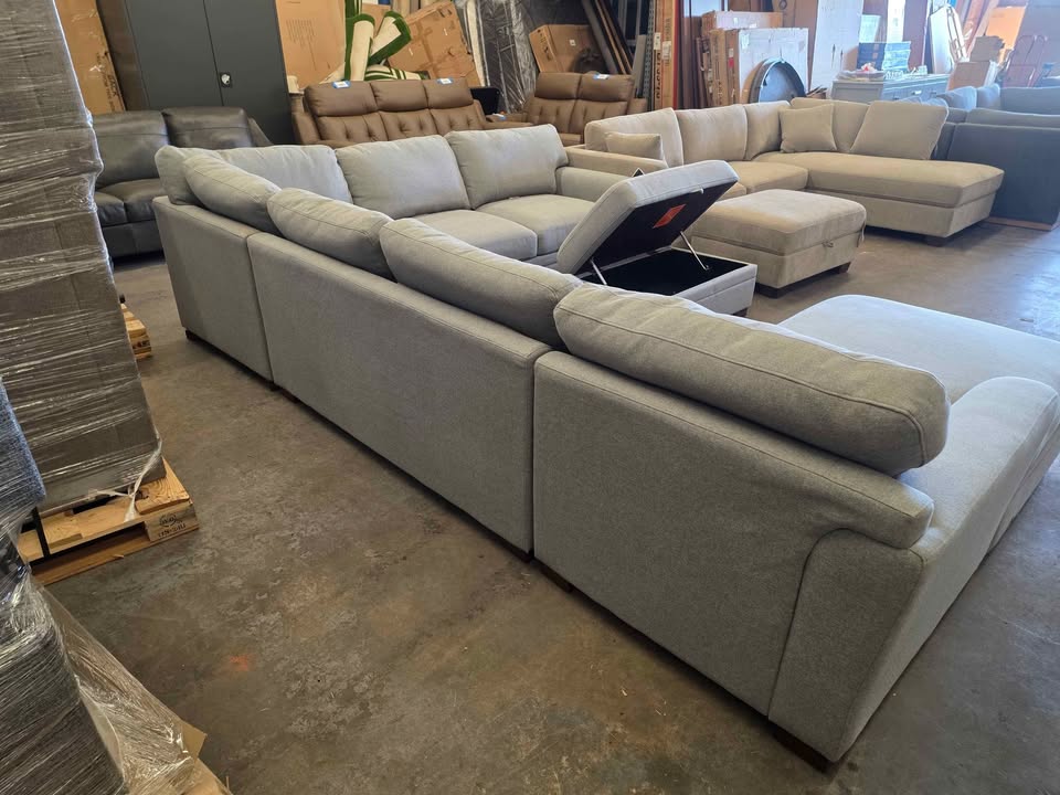 Thomasville Langdon Fabric Sectional with Chaise and Storage Ottoman - Image 8