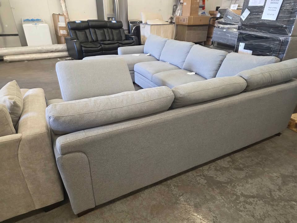 Thomasville Langdon Fabric Sectional with Chaise and Storage Ottoman - Image 9