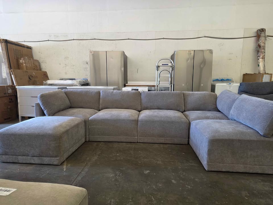 Thomasville Fallon Modular Sectional 6-piece Gray with Ottoman - Image 5