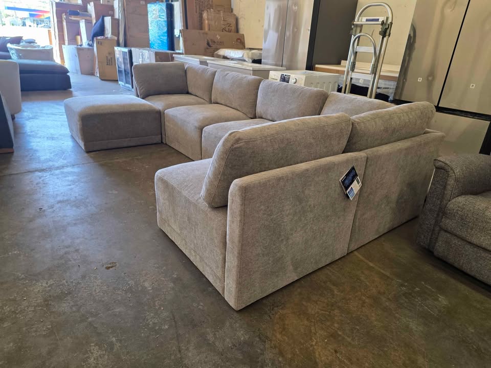 Thomasville Fallon Modular Sectional 6-piece Gray with Ottoman - Image 7