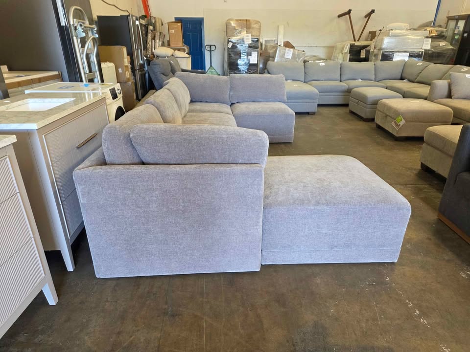 Thomasville Fallon Modular Sectional 6-piece Gray with Ottoman - Image 8