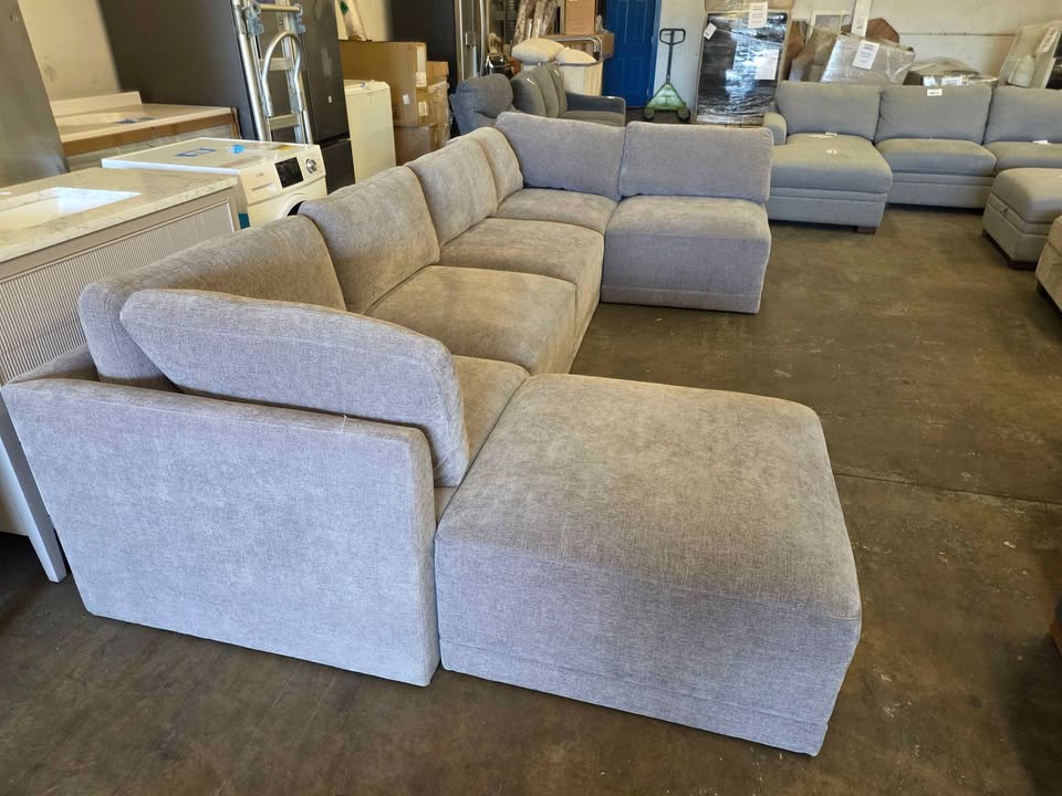 Thomasville Fallon Modular Sectional 6-piece Gray with Ottoman - Image 9