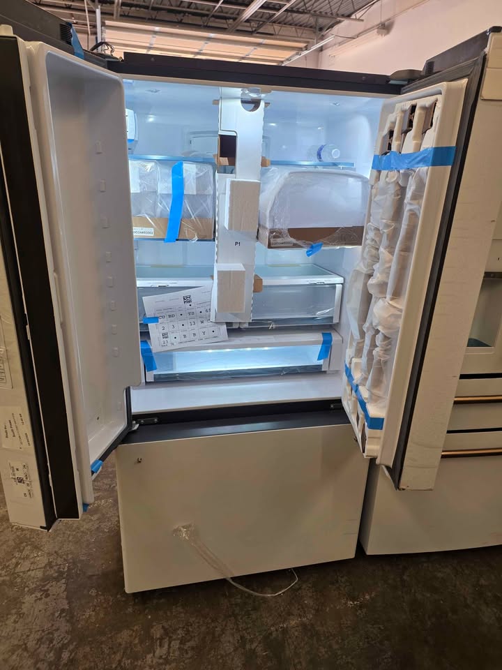 CAFÉ™ ENERGY STAR 23.1 Cu. Ft. Smart Counter-Depth French-Door Refrigerator - Image 6