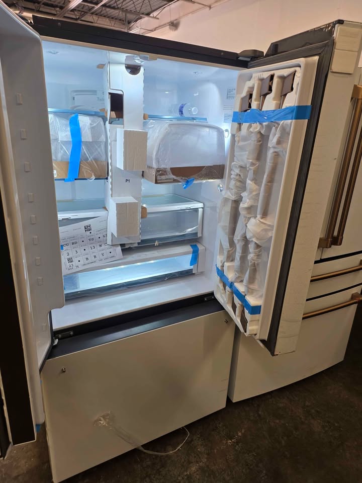 CAFÉ™ ENERGY STAR 23.1 Cu. Ft. Smart Counter-Depth French-Door Refrigerator - Image 8