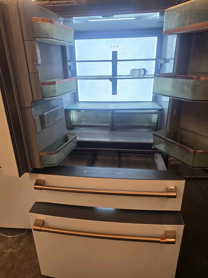 CAFÉ ENERGY STAR 22.3 Cu. Ft. Smart Counter-Depth 4-Door French-Door Refrigerator - Image 7