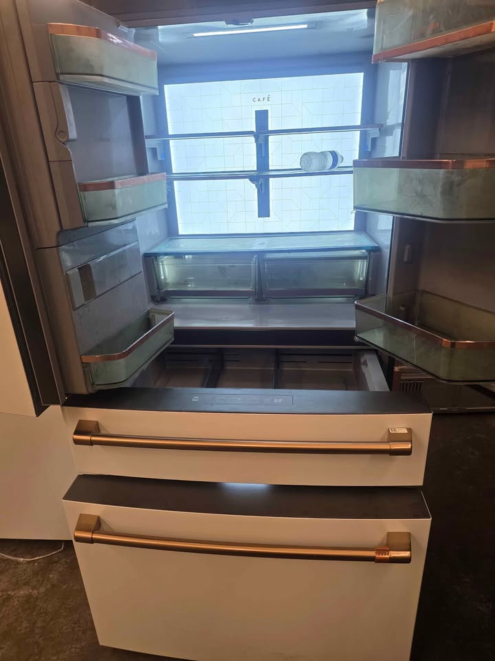 CAFÉ ENERGY STAR 22.3 Cu. Ft. Smart Counter-Depth 4-Door French-Door Refrigerator - Image 8