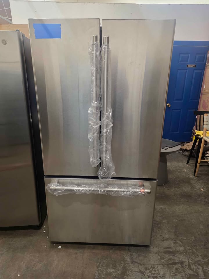 CAFE 23.1cu. ft. Smart French Door Refrigerator with Internal Water Dispenser in Stainless Steel, CD - Image 7