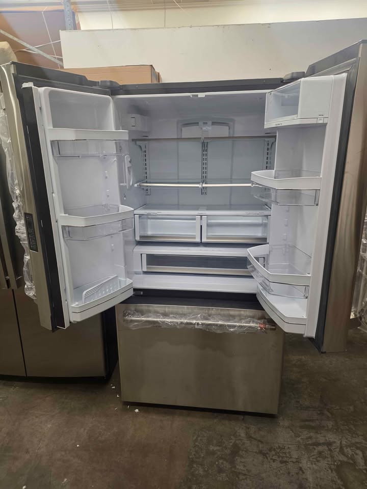 CAFE 23.1cu. ft. Smart French Door Refrigerator with Internal Water Dispenser in Stainless Steel, CD - Image 8