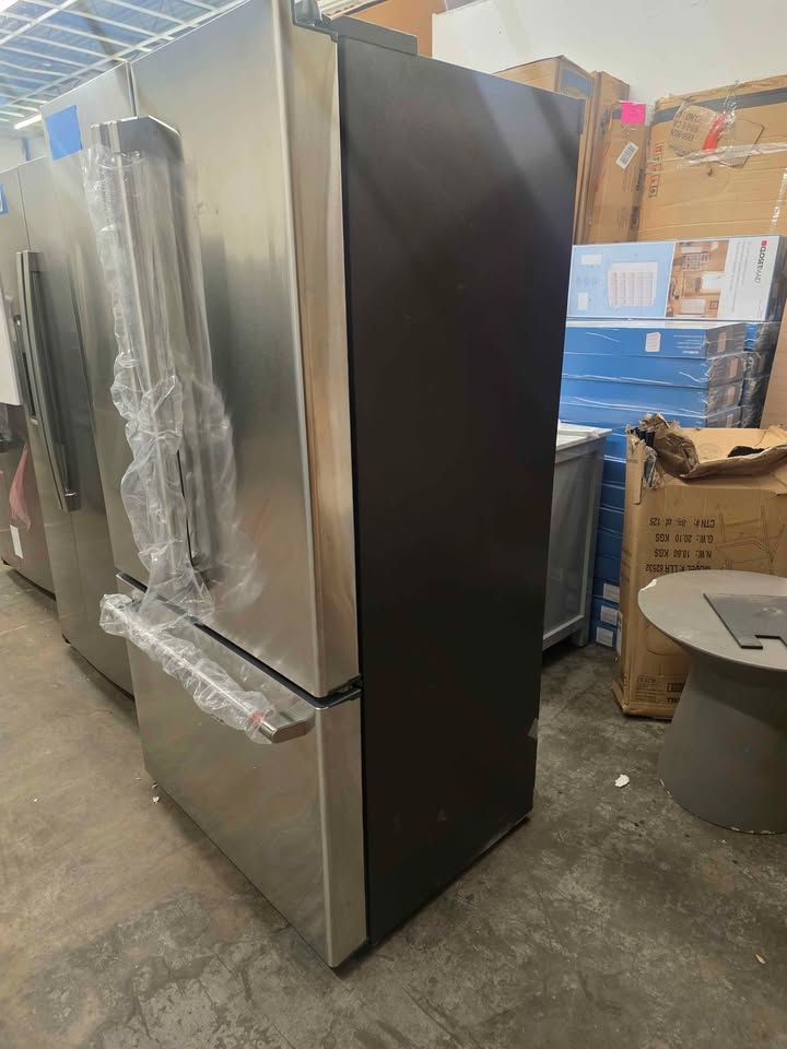 CAFE 23.1cu. ft. Smart French Door Refrigerator with Internal Water Dispenser in Stainless Steel, CD - Image 10