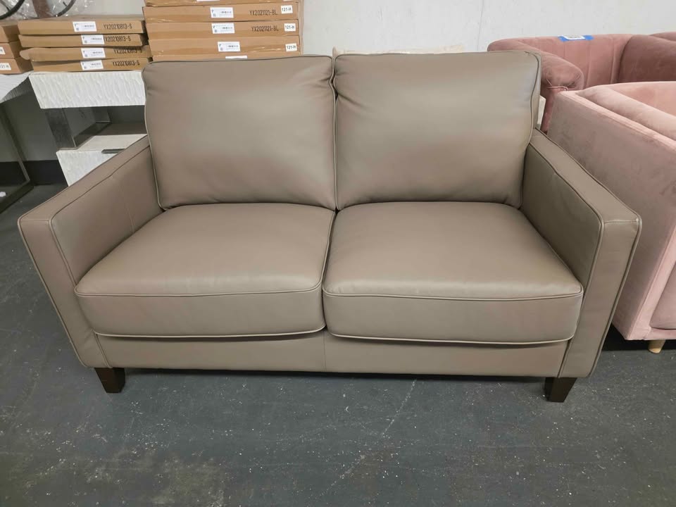 West Park 3-piece Leather Set ( Taupe ) ( Retails $4300.00 ) - Image 9