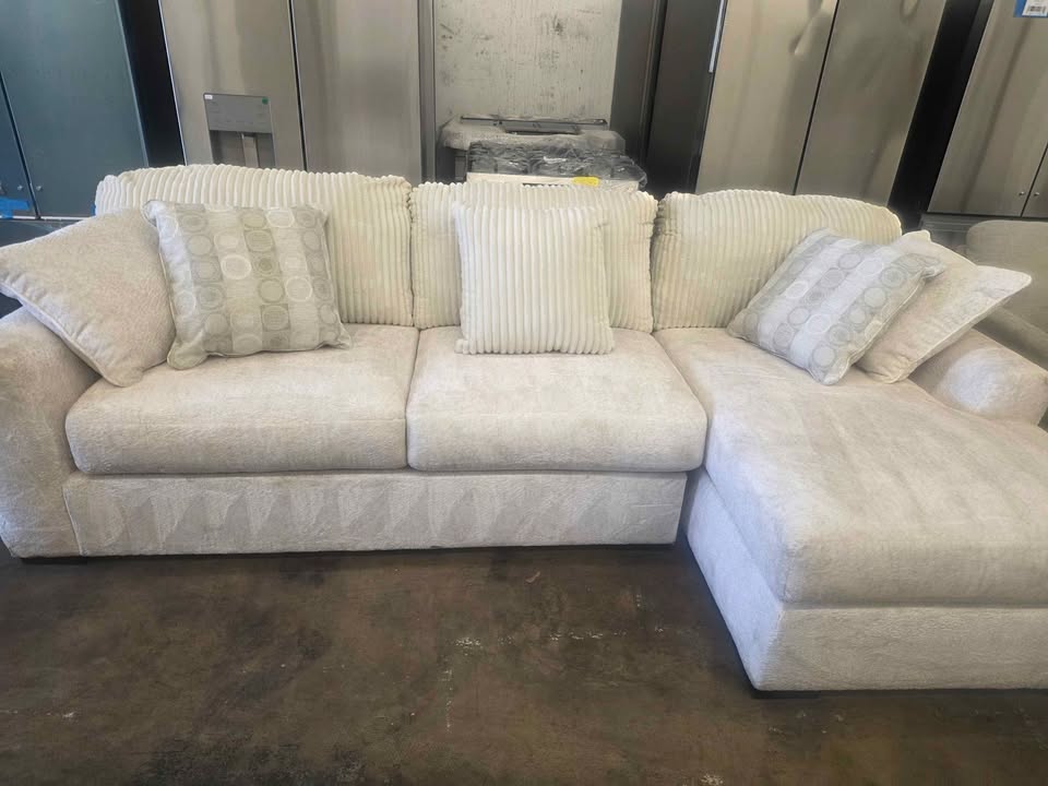 Chessington 2-Piece Sectional with Chaise ( Ivory ) - Image 4