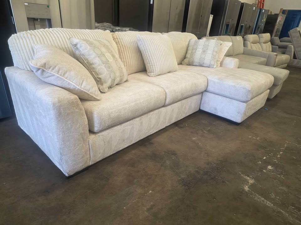 Chessington 2-Piece Sectional with Chaise ( Ivory ) - Image 5