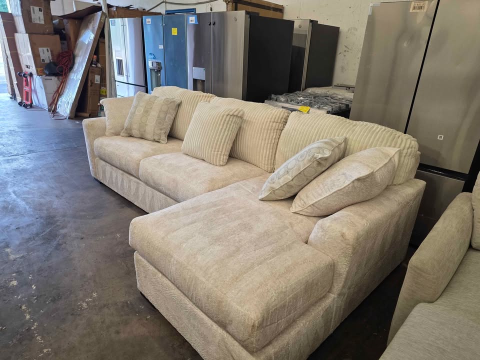 Chessington 2-Piece Sectional with Chaise ( Ivory ) - Image 6