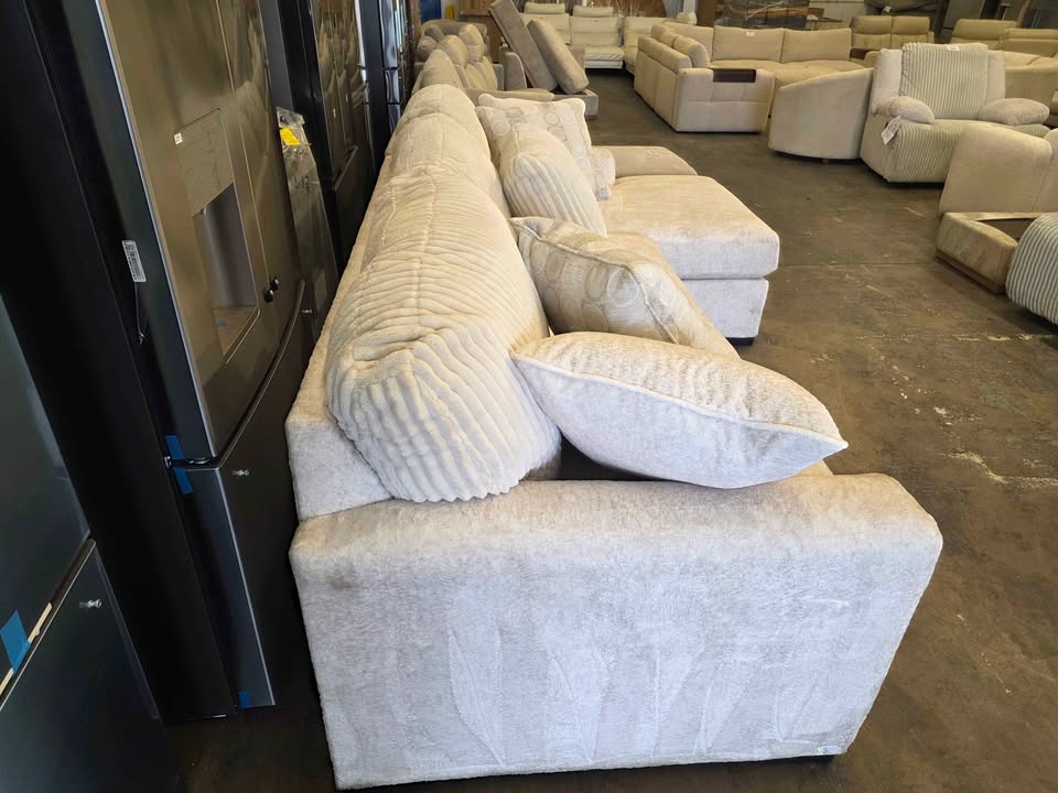 Chessington 2-Piece Sectional with Chaise ( Ivory ) - Image 8