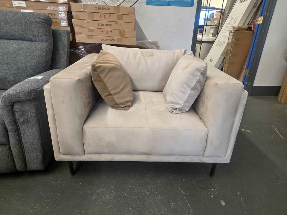 Betz 45" W Tufted upholstered Deep Seated Chair