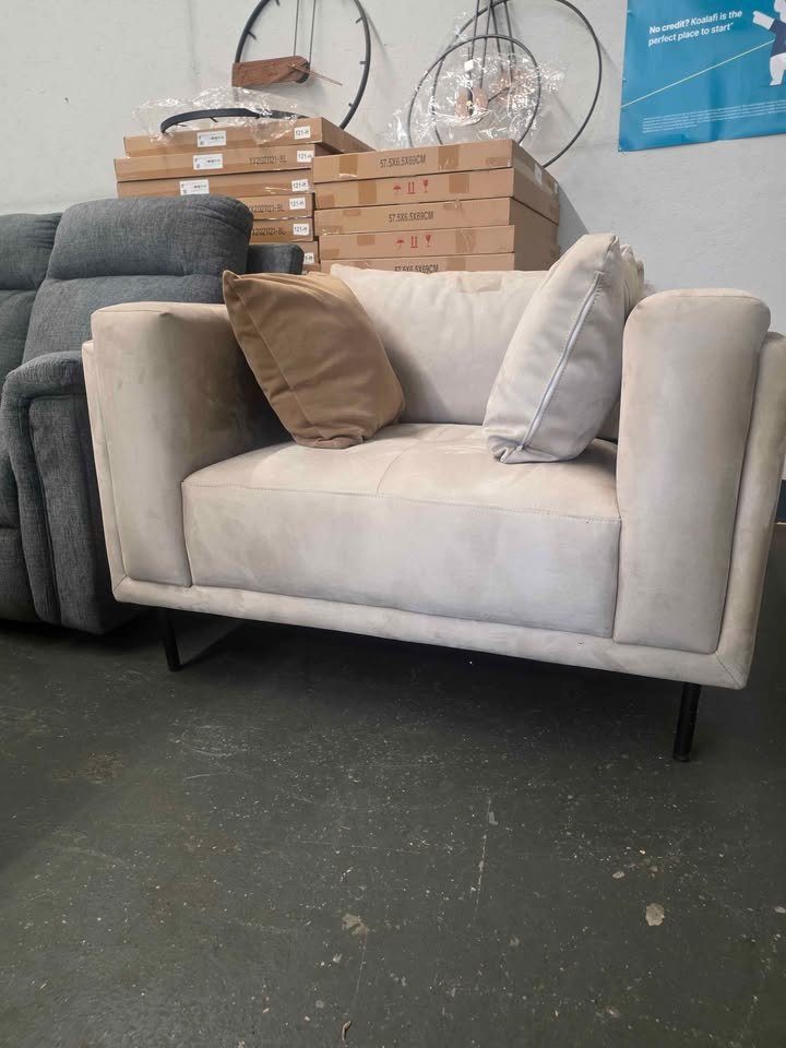Betz 45" W Tufted upholstered Deep Seated Chair - Image 2