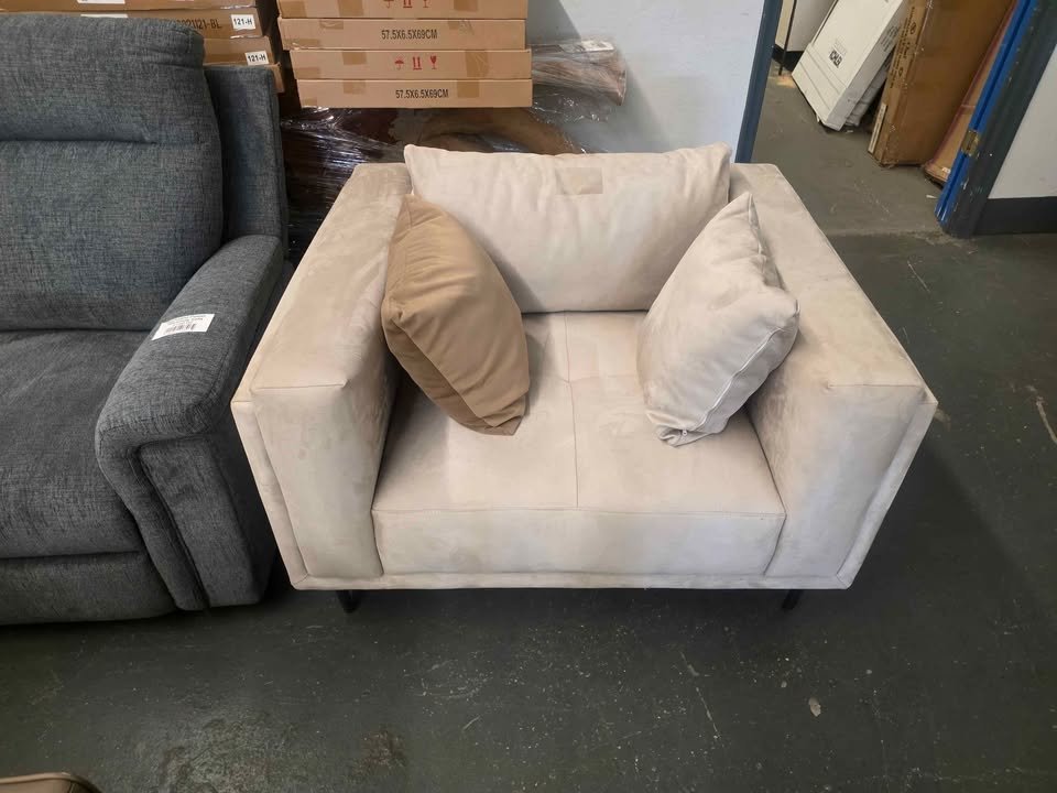 Betz 45" W Tufted upholstered Deep Seated Chair - Image 3